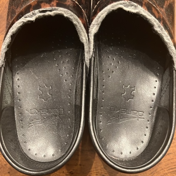 Dansko closed back clogs 37 patent leather - Picture 6 of 8